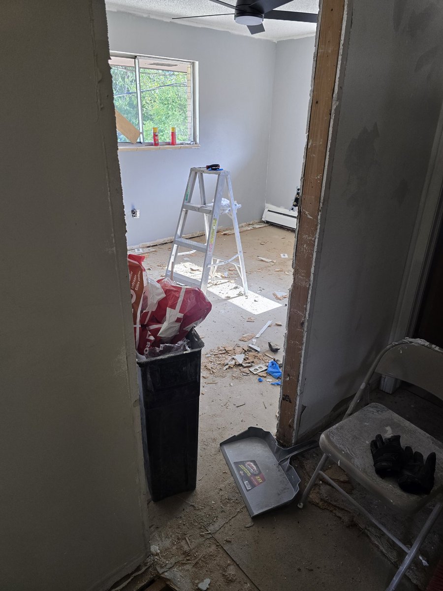 Islayhaze's tweet photo. Time to attack the next room, then kitchen and bathroom, then list and drink https://t.co/hvT3Lhq8LB