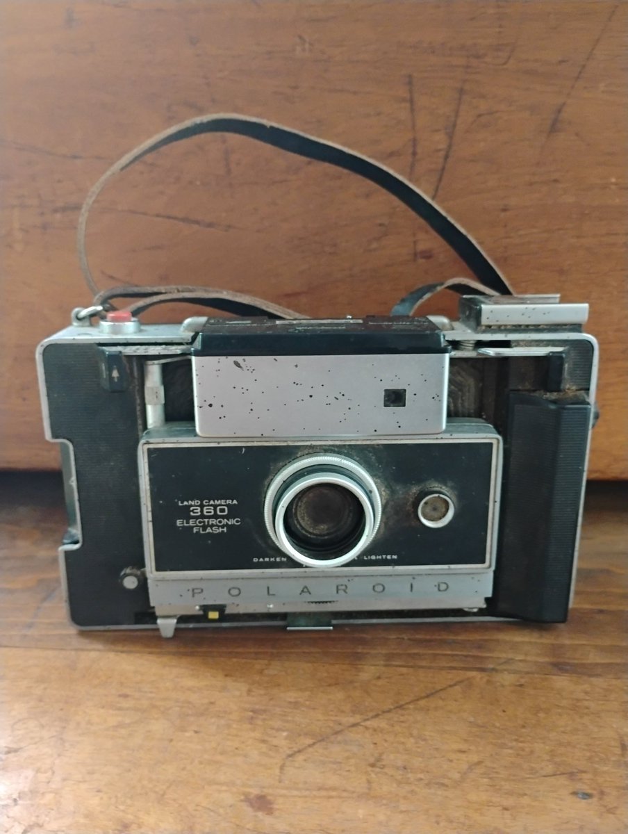 The_Real_MrsJMB's tweet photo. Vintage Polaroid camera just listed in my Etsy. https://t.co/fq4r8e68IY