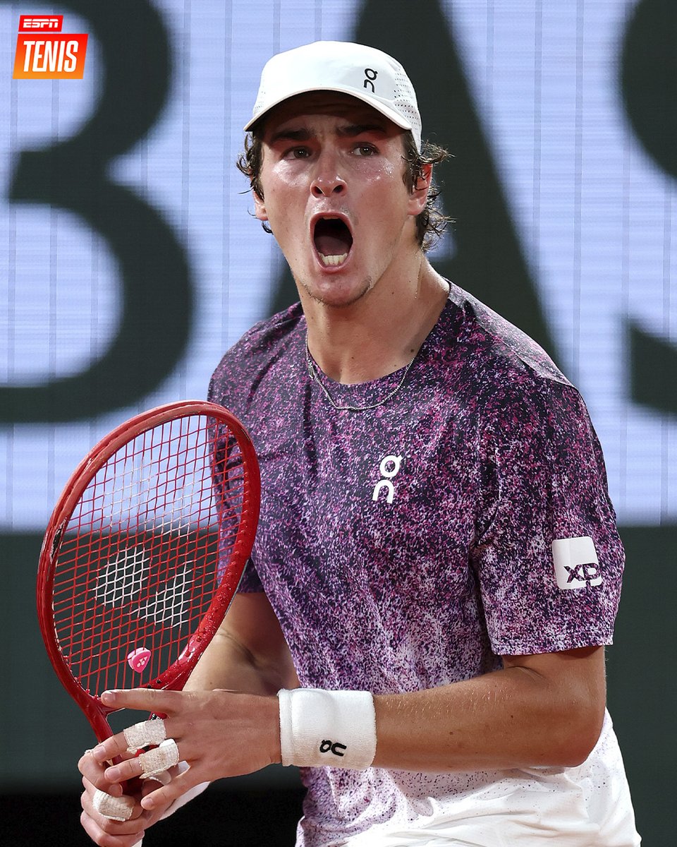 ESPNtenis's tweet photo. SIGUE SOÑANDO EN PARÍS. 🤩

🇧🇷 Fonseca se adueñó de otro partidazo y derrotó a 🇳🇴 Ruud, dos veces finalista de #RolandGarros, por 7-5, 7-6 (8), 5-7 y 6-2 para meterse en los cuartos de final.

🔥Ahora se viene un duelo de jóvenes ante Mensik. https://t.co/hqKDNPDMiT