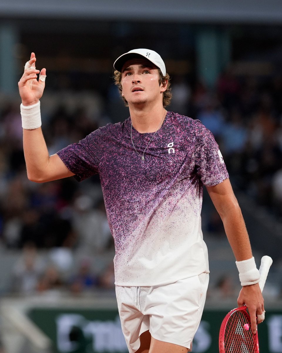 gonzaloferreyr's tweet photo. Joao Fonseca está en los cuartos de final de Roland Garros. Fenómeno.

Y, por supuesto, con un argentino en el banco: Franco Davin. https://t.co/GSzHH8VDvN