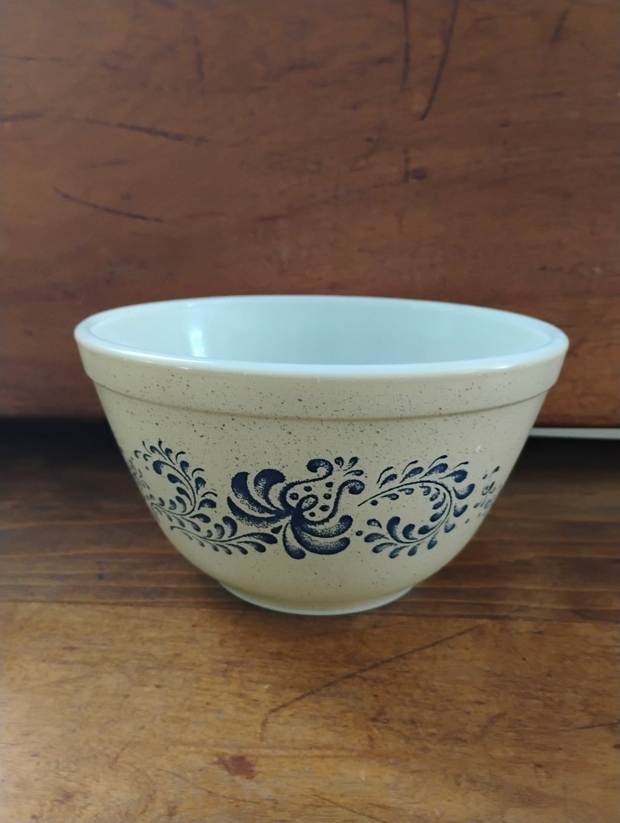 The_Real_MrsJMB's tweet photo. Vintage Pyrex mixing bowl just listed in my Etsy. https://t.co/34G0UDXOGe