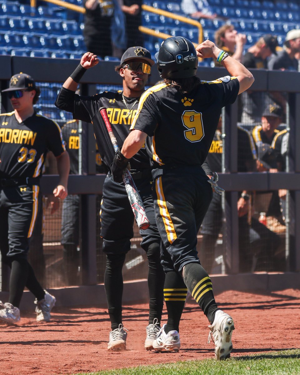 NCAADIII's tweet photo. WOOF WOOF WIN 🐶 https://t.co/MsMU50aQ08
