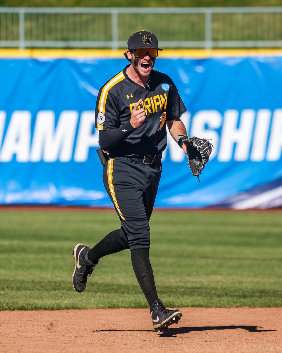 NCAADIII's tweet photo. WOOF WOOF WIN 🐶 https://t.co/MsMU50aQ08