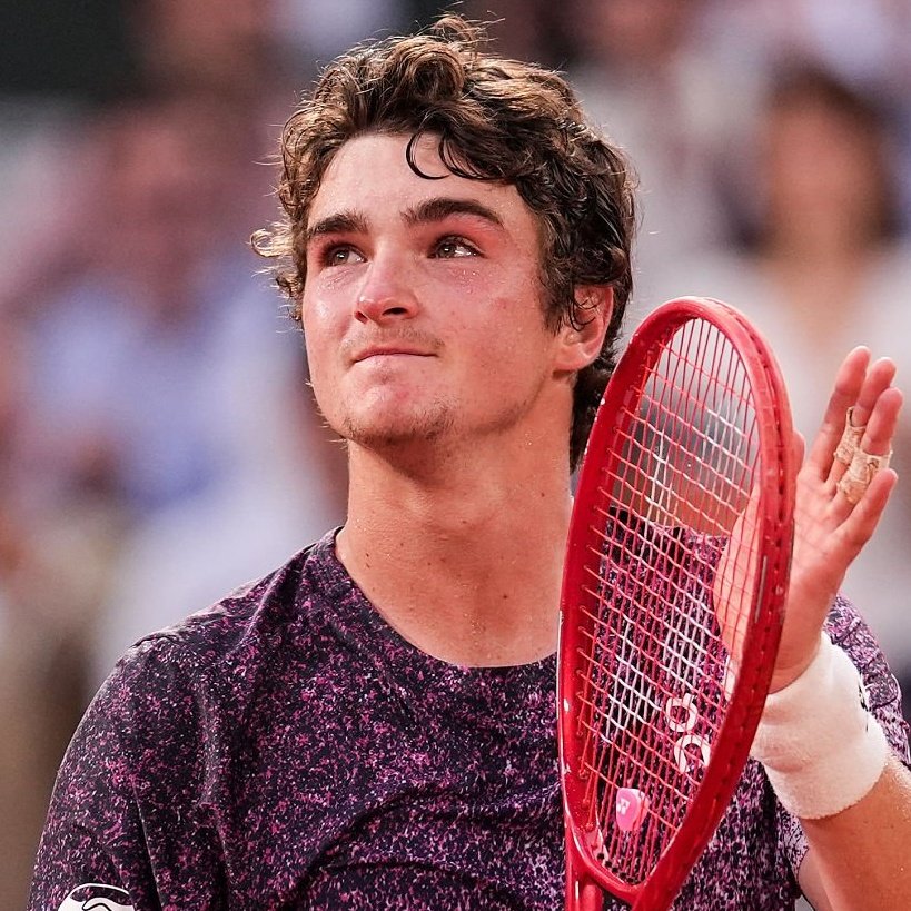 dramalandxr's tweet photo. Com essa vitória sobre Casper Ruud, João Fonseca consegiu:
~Subir para 25 do ranking mundial. 
~Primeiro 🇧🇷 a conseguir se tornar número 1 da América do Sul desde Guga. 
~Primeiro 🇧🇷 a conseguir QF de Roland Garros desde Guga em 2004.

É O FONSEQUISMO ✨️✨️✨️ https://t.co/AUAsrCN3xu