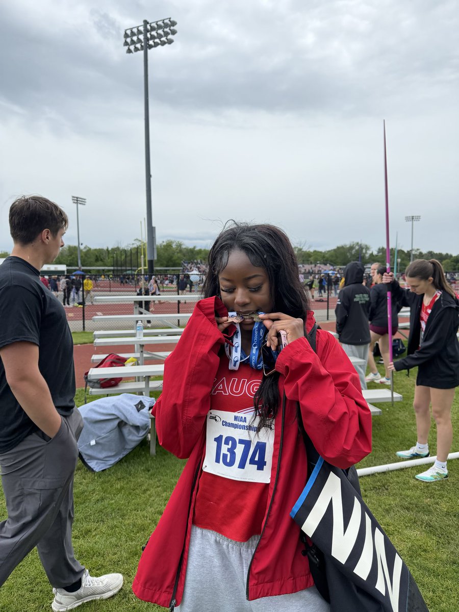 SachemAthletics's tweet photo. Destiny Okoye placed 3rd overall in the 100m Hurdles with a new PR time of 15.61 at Division 5 State championship. 
&amp; Peyton DiBiasio placed 2nd overall in the Javelin at the Division 5 State championship

Both will advance to all states https://t.co/RjtrLWAflC