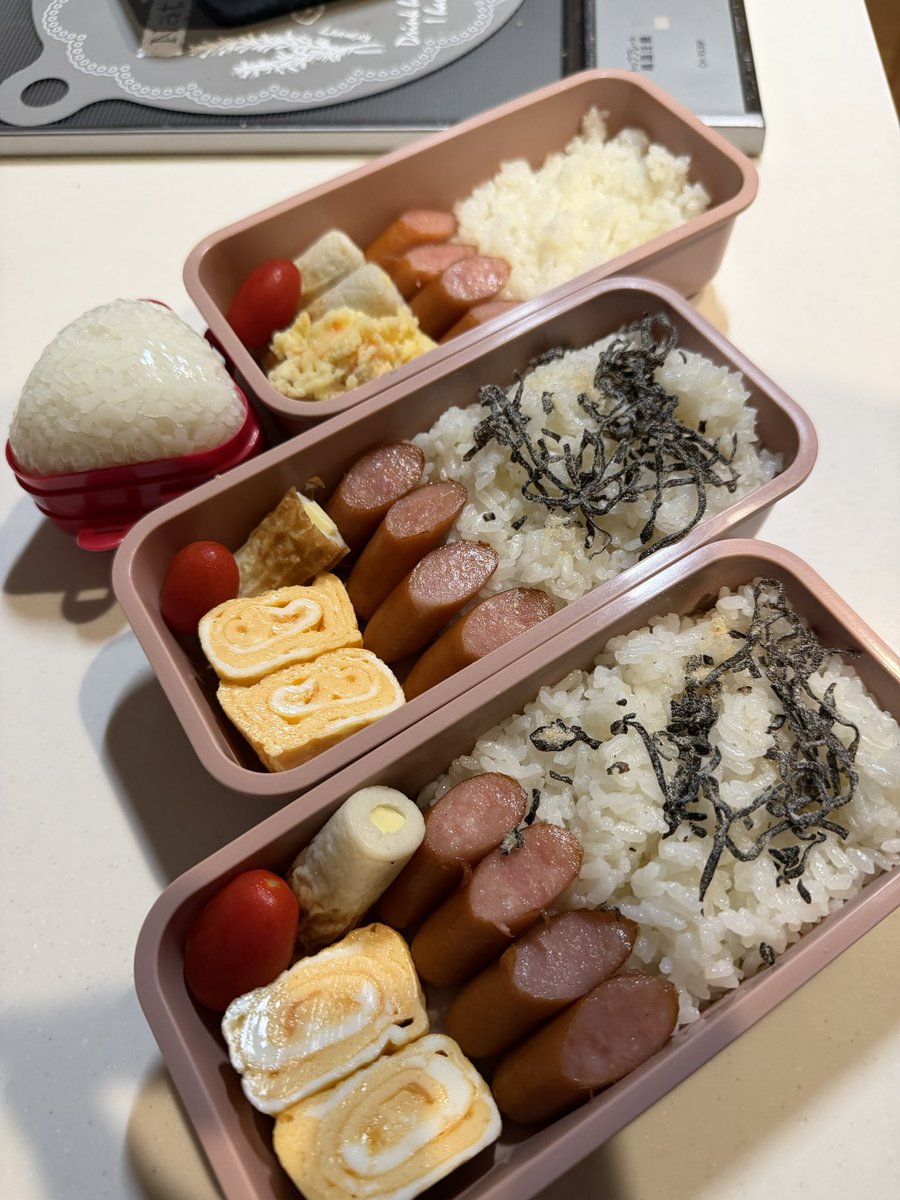 dapanda_camp's tweet photo. おはおは〜✨
6月1日(月)のお弁当記録です
🍱🍱🍱🍙

割引のウィンナーを買ったので多めに使ってます🥹

今週は次女の体育祭なのに台風来てる🌀
きっと延期だろうなぁ🥹会議ブッチできると思ったのに残念😇

今週もよろしくお願いしまーす☺️✨
#チーチク三週目突入
#お弁当
#お弁当記録 https://t.co/62HxmajFOl