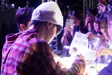 iKONBrazil2's tweet photo. [IG | 28.05.26] Atualização de yuch_59 com #BOBBY no Yeungnam University Festival

📸https://t.co/GmYRfEflX2
__
via: jzzzindaeyo
#BOBBYatYeungnam_UniFest
#바비 @bobbyranika @iKONIC_143 https://t.co/kbaymm5bOr