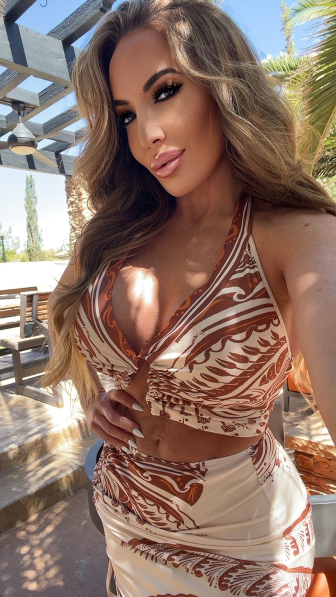 RICHELLERYAN's tweet photo. On or Off?! https://t.co/1jiLIPEVeA