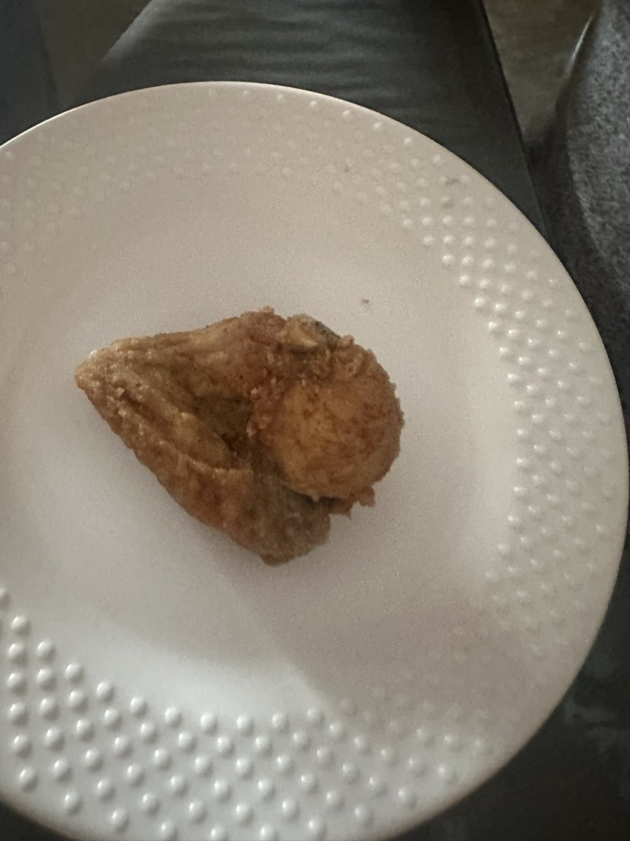 HeroGhost2005's tweet photo. @KFC_MEXICO compramos el día de hoy una cubeta de 10 piezas en la sucursal galerías boulevar, Tuxtla Gutiérrez, Chis.
Nos molestó el hecho que están demasiado pequeñas las piezas de pollo por el precio que uno está pagando por su producto @Profeco @AtencionProfeco https://t.co/IYOSzU5UHL