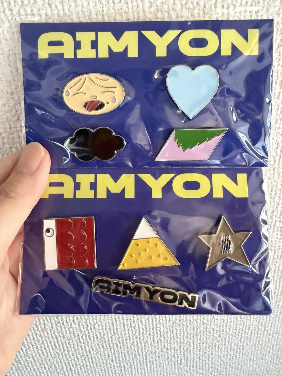 aaaim_c7's tweet photo. おはようございます、そういえば
これ届いたんでしたわ！
ひとつは職場の名札に付けようと思って…
どれにするか迷うけど！
今日から6月よろしくね、がんばろ✊🏻
.
@aimyonGtter https://t.co/CyhK9AlSi9