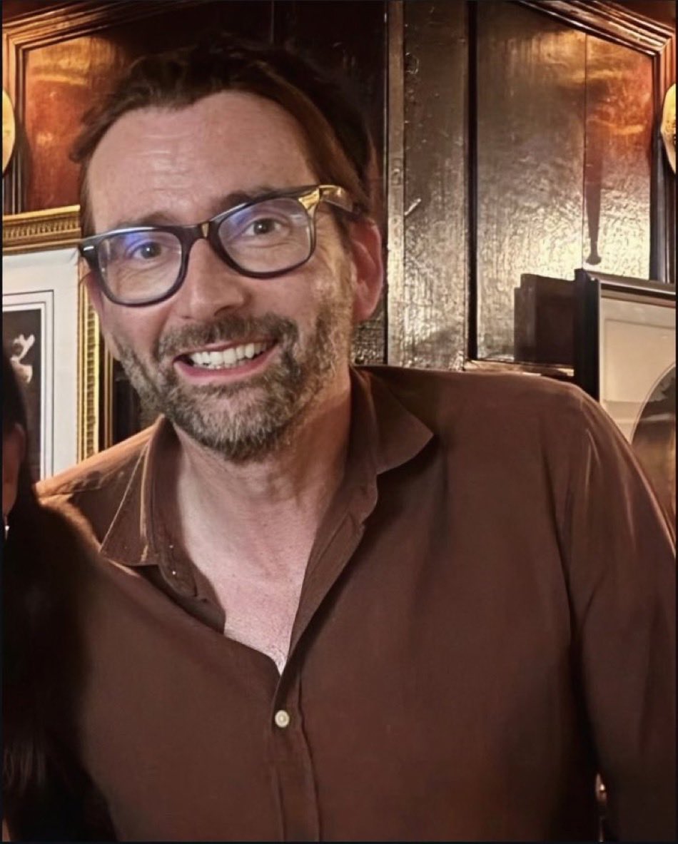 RegRab77's tweet photo. @kikibestof18 @UKLCH @Lizzie_owlycat @CrowleyOlive69 @KreischelG @CateGreenw75684 @koronec28601 @Sruldie #THEDTThread 
#DTGorgeousSmile 

We can all agree that David’s smile no matter how small to the broadest grin, brings great joy to everyone! 😊🥰

Looking forward to #DTonVacation! https://t.co/ngH0qybxAs