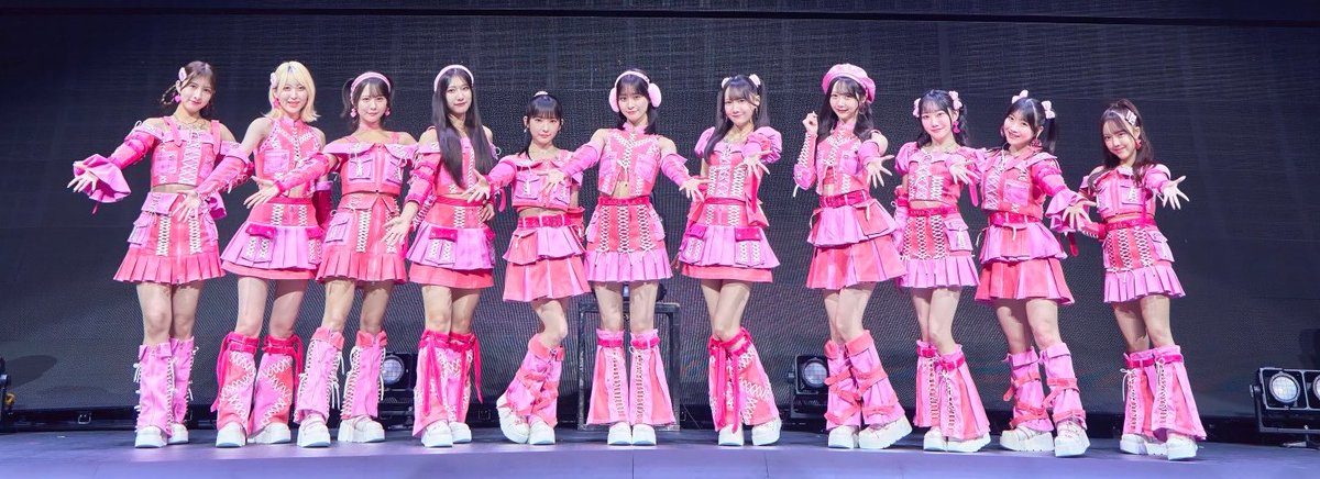 ME_KInaco's tweet photo. 喝采パレードのピンク衣装、可愛い！だけじゃなくてなんか言いようのない感情があったんだけど
これ「懐かしい」だわ。おっきいイヤーマフとか太めカチューシャ、おっきめプラスチック製のイヤーアクセサリー、編み上げ、レッグウォーマー、ヘソだしが平成ギャルだわ
Y2Kファッションかこれ https://t.co/cQccWgjnoI