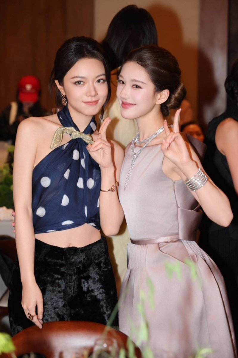 lusimedia's tweet photo. zhao sisters 👯‍♀️ https://t.co/2GAgsf6TL2