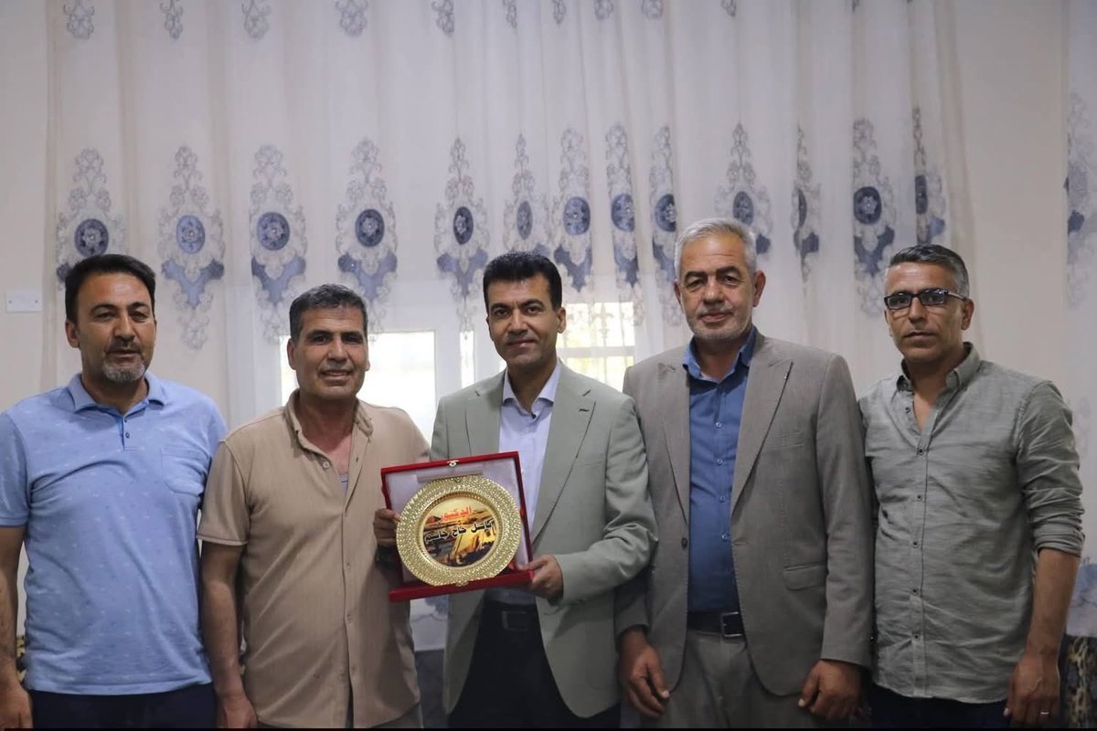 A_G1995_'s tweet photo. @BaselHajJasem 

زار اليوم الدكتور باسل الحاج جاسم ناحية الشيوخ. 

الناحية التي لم يترك منبر إعلامي إلا ونقل معاناتها وآلامها، حين كان الجميع صامتاً.

زارها اليوم وهي ترتدي الاخضر، فاستقبلتة بكل حب ومودة وكانها ترد الجميل. 
بك ��ادكتور نفتخر فانت تاج على رؤسنا💚 https://t.co/cvP2WPWAkU