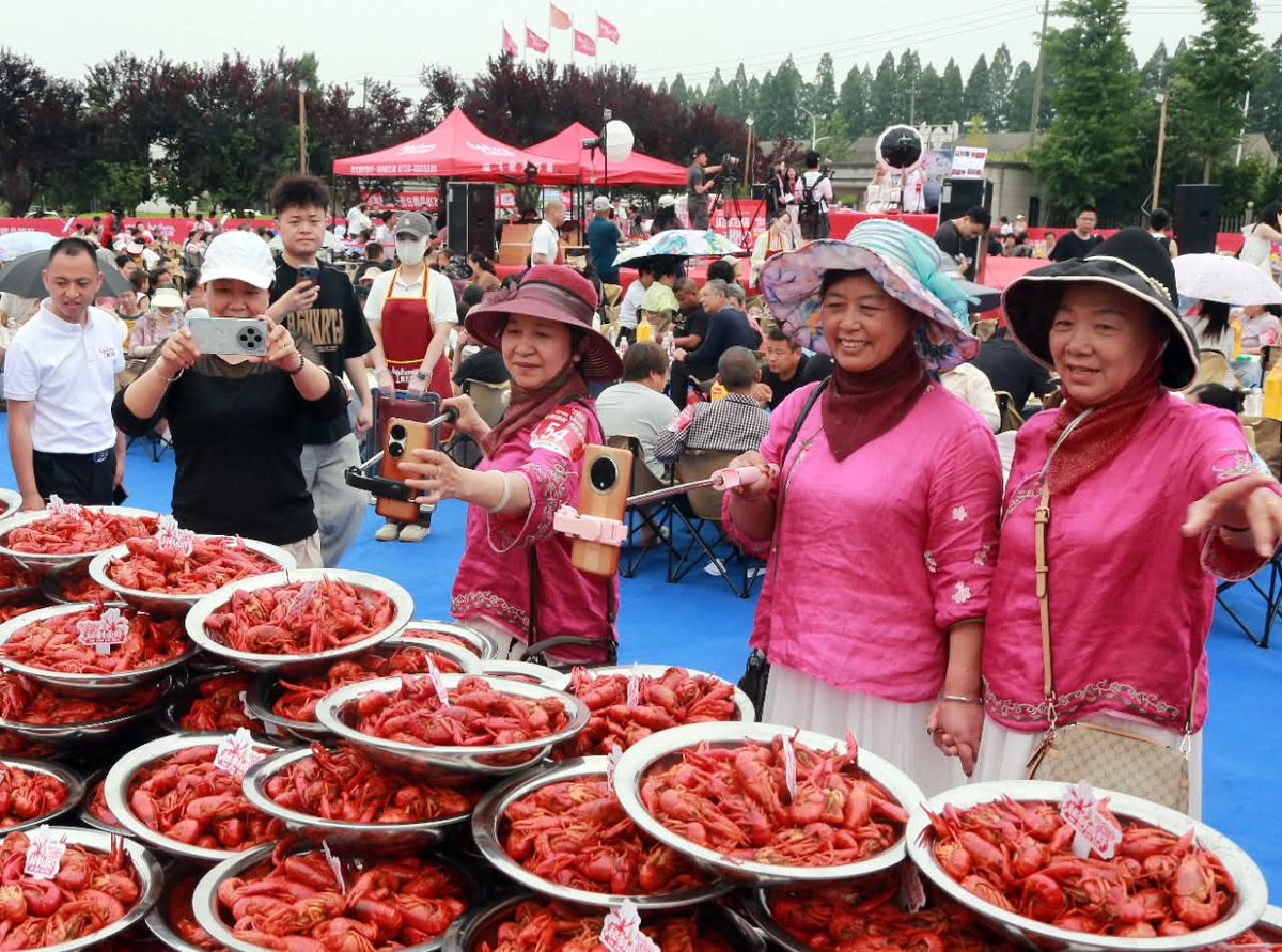 no_why97491's tweet photo. When life gives you #crayfish, make it an epicurean feast.
Qianqiang in #Hubei province turns humble street snack into full-blown culinary industry, with ecological farming model and innovative flavors.
Visit China Bound for a WOW China https://t.co/6gzESHCuBA https://t.co/zXwibwYmS4