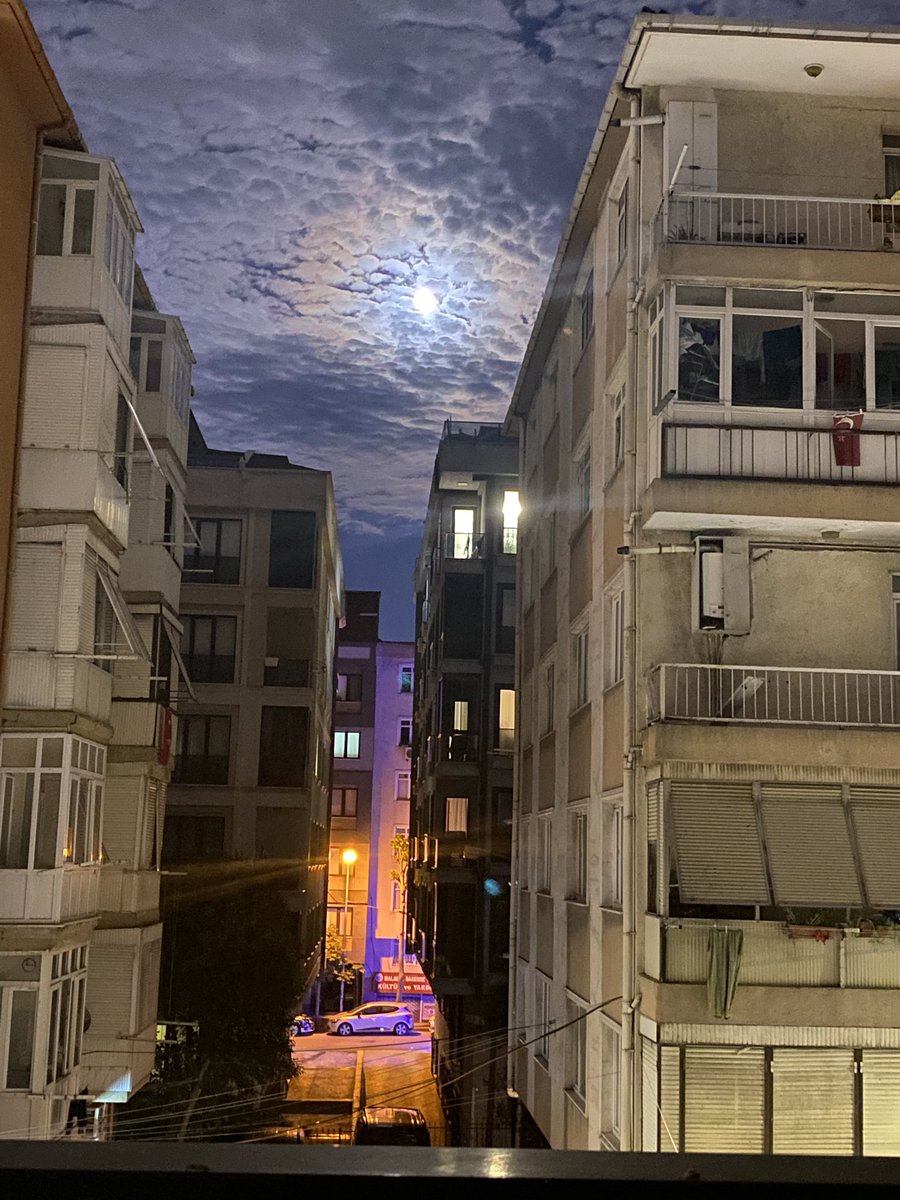 inanzkan's tweet photo. Tüm şehir uyur 
Ben seni yazarım…… https://t.co/jb5zOdDSxt