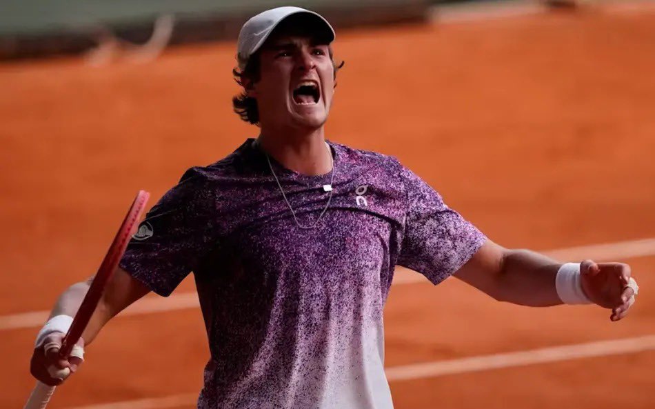 DataFutebol's tweet photo. JOÃO FONSECA ESTÁ NAS QUARTAS DE ROLAND GARROS! 🚨🇧🇷🎾 https://t.co/m8R0HysuUt