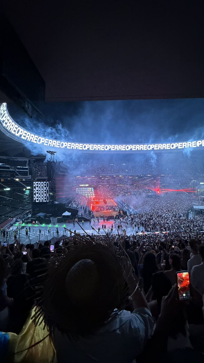 Embi41's tweet photo. Segunda noche de Bad Bunny en el Metropolitano en Madrid 🔥🚀 https://t.co/6IEwtCC5Fx