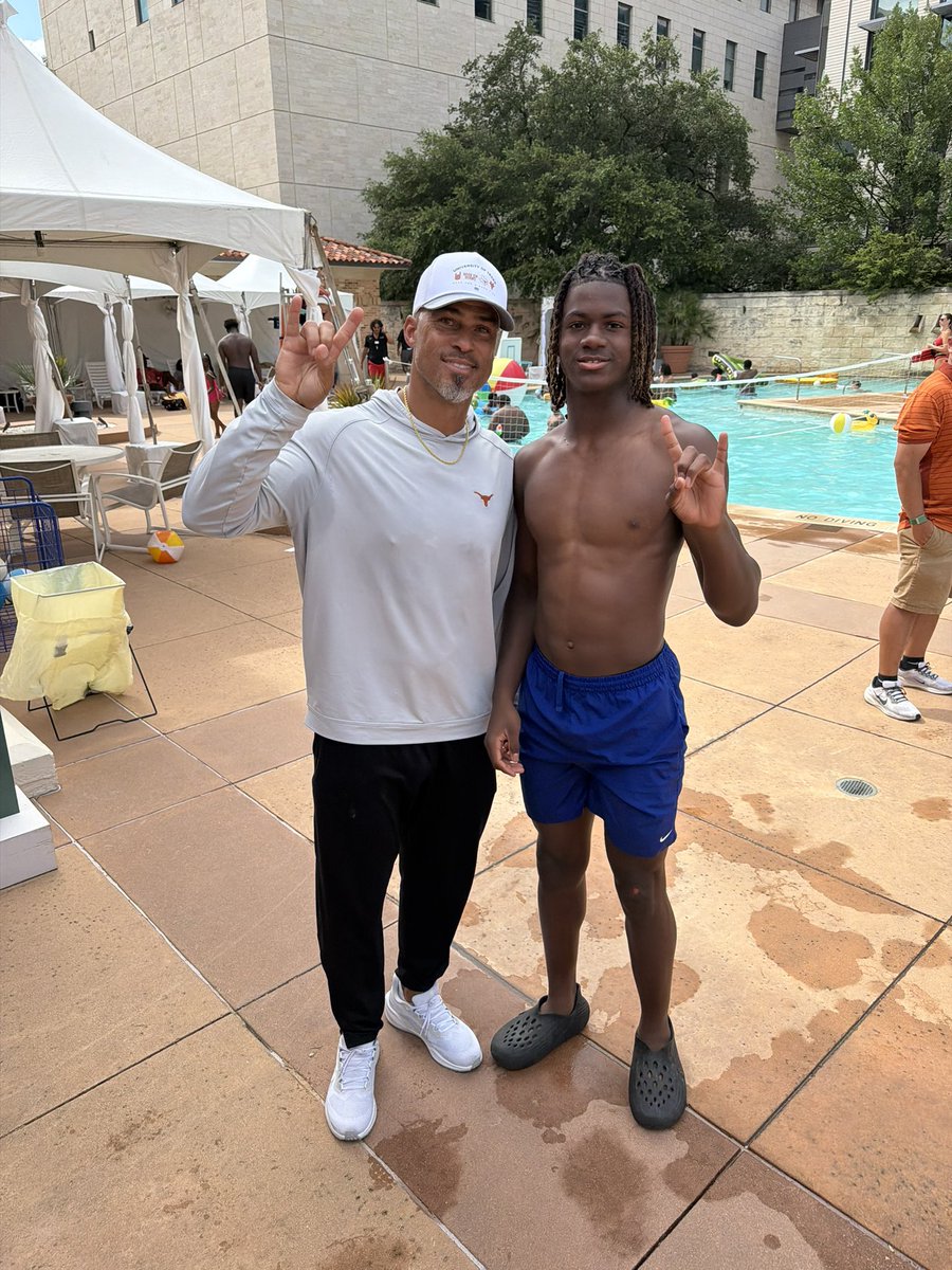 adrianpetersonj's tweet photo. Thank you @TexasFootball for giving me the opportunity to come compete at the Texas bash as an incoming freshman! #2030 @BWells409 @ciege81 @CoachJuluke 🤘🏾🤘🏾 https://t.co/PFYz9VPnH9