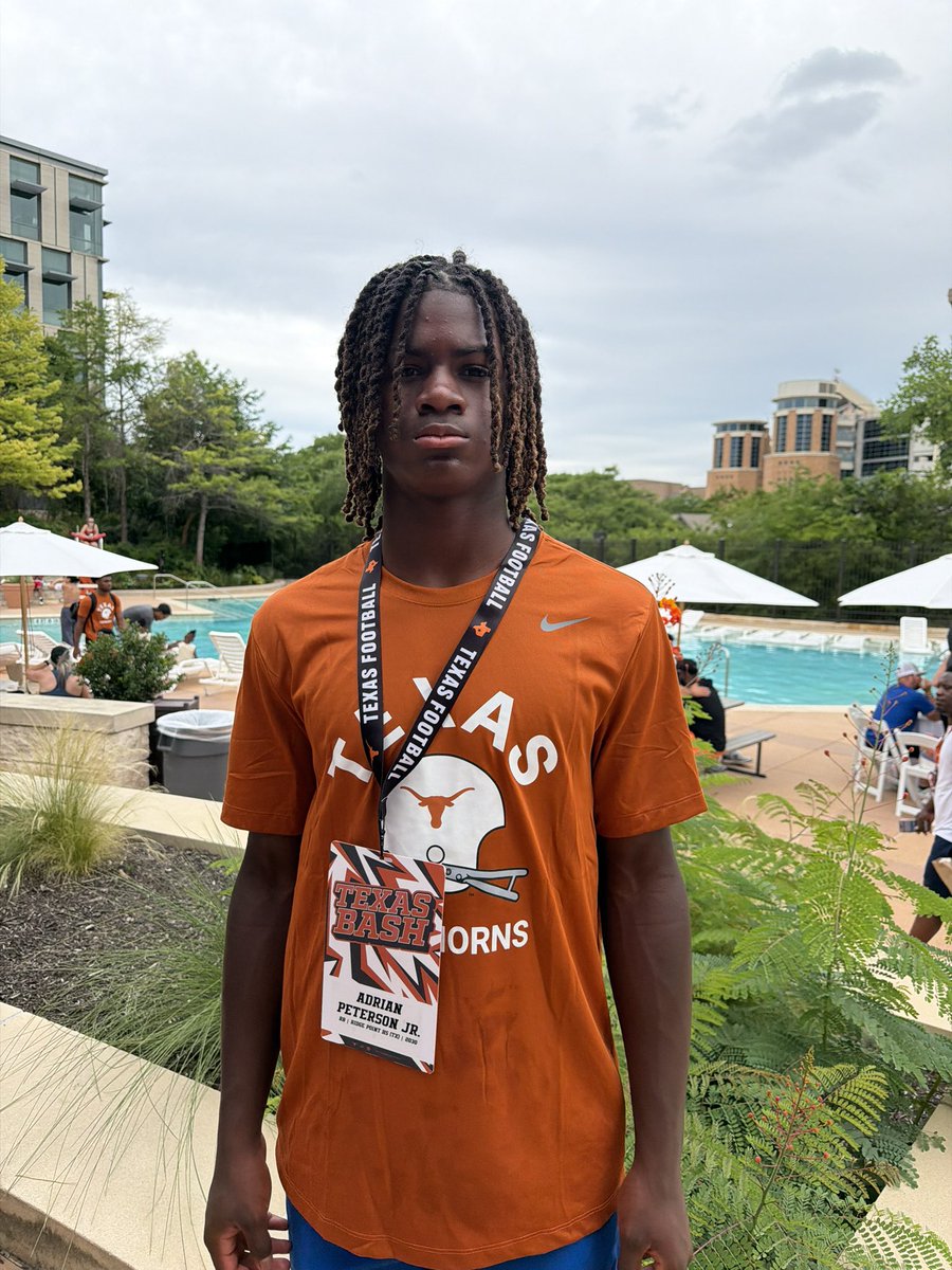 adrianpetersonj's tweet photo. Thank you @TexasFootball for giving me the opportunity to come compete at the Texas bash as an incoming freshman! #2030 @BWells409 @ciege81 @CoachJuluke 🤘🏾🤘🏾 https://t.co/PFYz9VPnH9