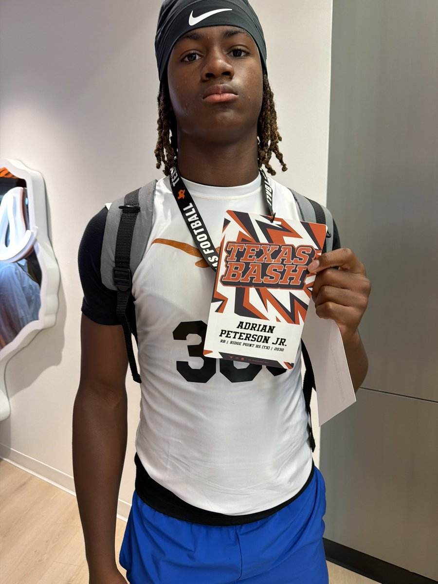 adrianpetersonj's tweet photo. Thank you @TexasFootball for giving me the opportunity to come compete at the Texas bash as an incoming freshman! #2030 @BWells409 @ciege81 @CoachJuluke 🤘🏾🤘🏾 https://t.co/PFYz9VPnH9
