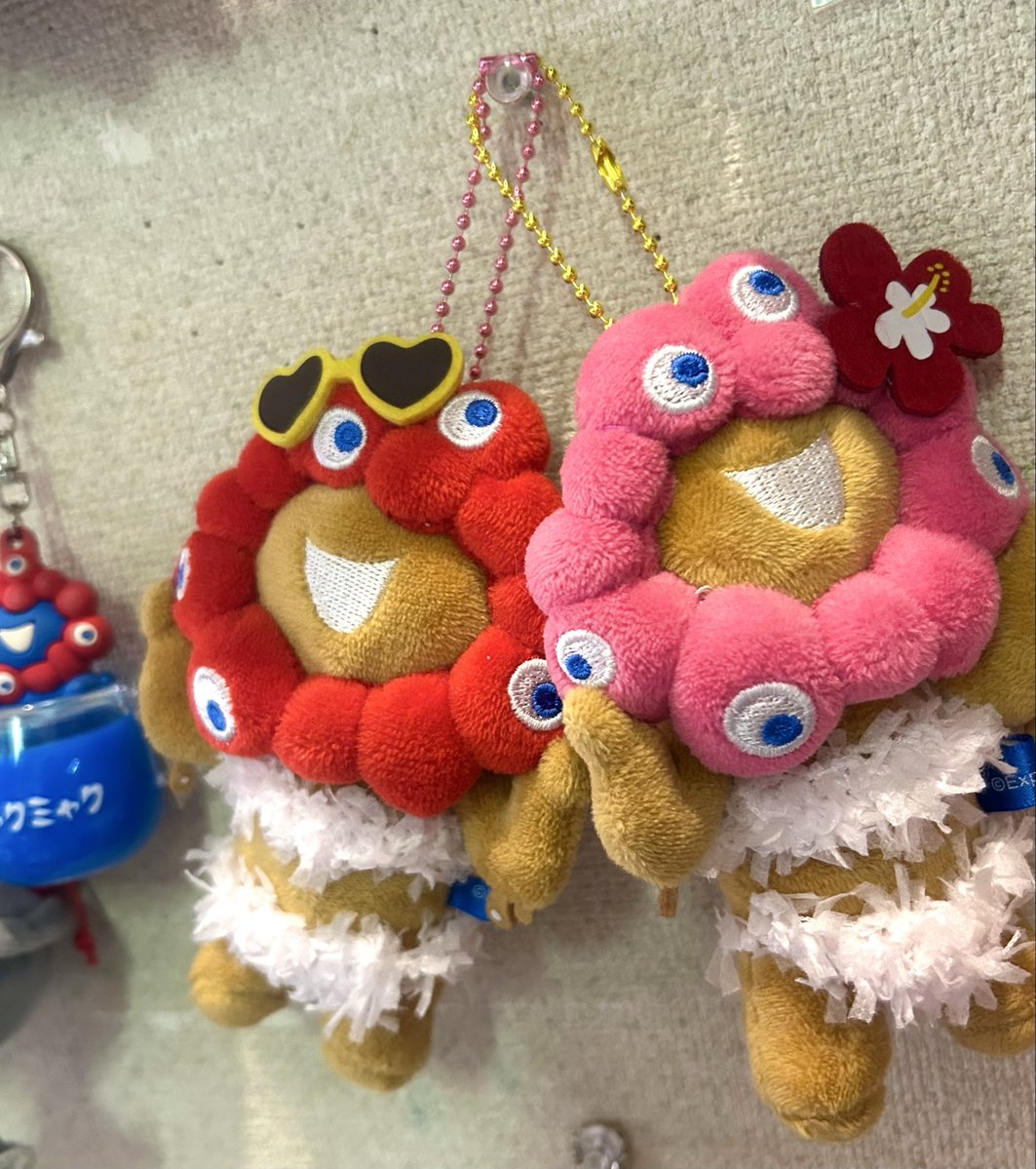 perochawan's tweet photo. きゃはっきゃはって聞こえてくるよ🕶️🌺
日焼けちゃんのビキニ編んじゃった〜
おはなちゃん(ピンクの方)と、ぱりぴちゃん(赤い方)ビキニ似合う〜
ミャクミャクに性別の設定は無いけど、日焼けちゃん見てたらつい、、(笑)
#日焼けミャクミャク https://t.co/Xg5uad008b