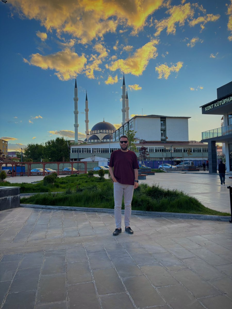 sinanaltay04's tweet photo. Sen gökyüzündeki bir bulut değilsin, Ben de susuzluktan ölmüyorum. 🌙 https://t.co/cKg9C3QeRa