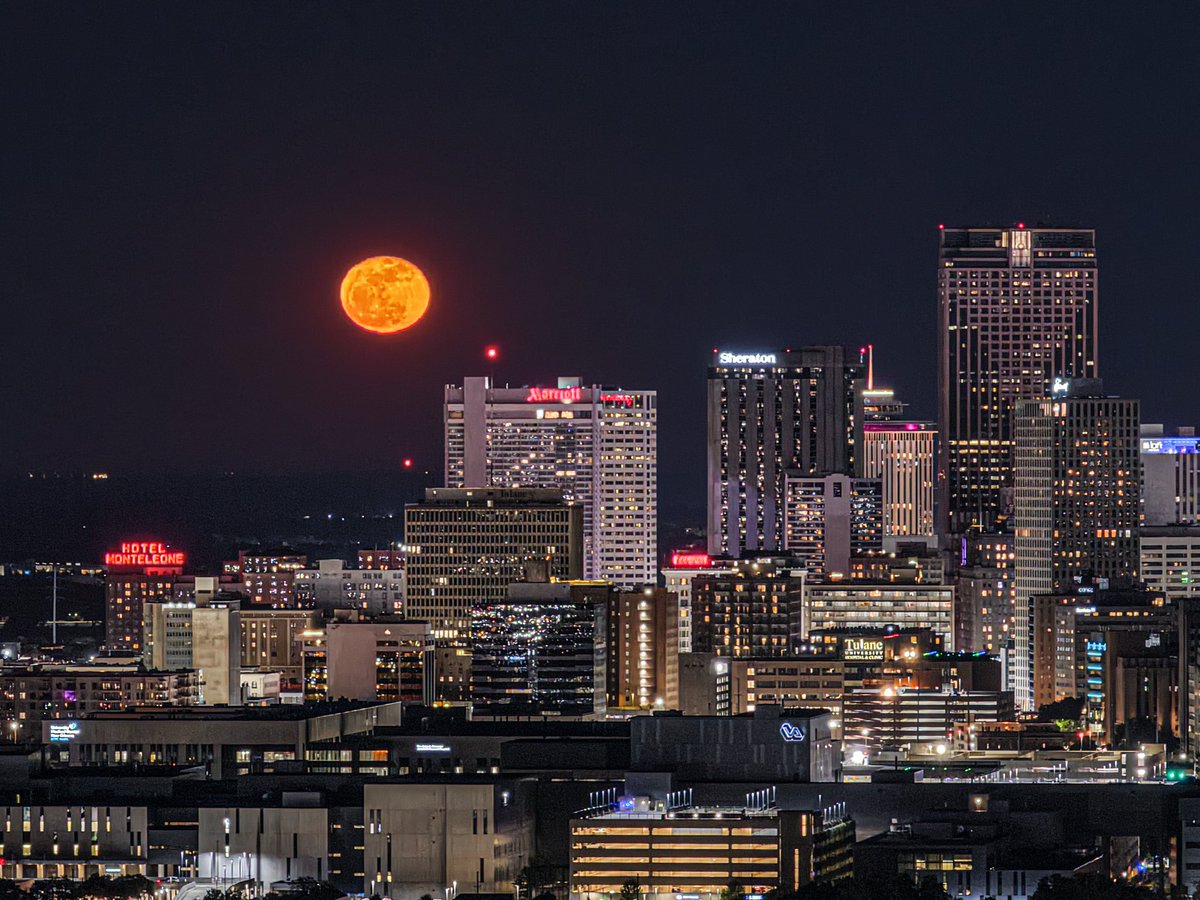 marcorasi1960's tweet photo. Moonrise over the CBD, long-lens view from Mid-City, New Orleans https://t.co/PHdsaM0tIk