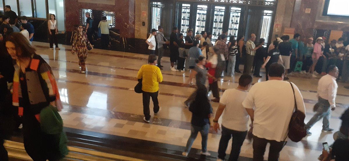 deavila2010's tweet photo. Revendedor de boletos (de amarillo) dentro de @PalacioOficial @bellasartesinba revendiendo y comprando boletos. Tres veces lo he reportado a personal del Inbal, hasta ko reconocireon. No hicieron nada @ccurieldeicaza @cultura_mx .. https://t.co/dQ4UsqK9G9