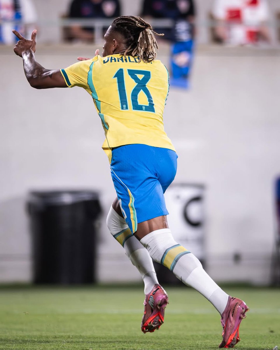amorimbaiano's tweet photo. danilo dos santos de oliveira e endrick felipe moreira de sousa no jogo 

eu já era brasileiro mas depois disso me tornei o triplo https://t.co/HRIv7tsgmZ