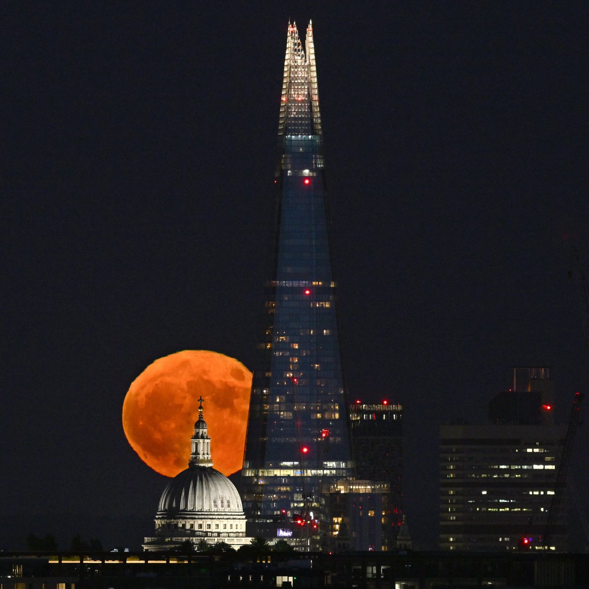 JeffOvers's tweet photo. Tonight’s full #bluemoon over @StPaulsLondon https://t.co/e0TLhnPSKa