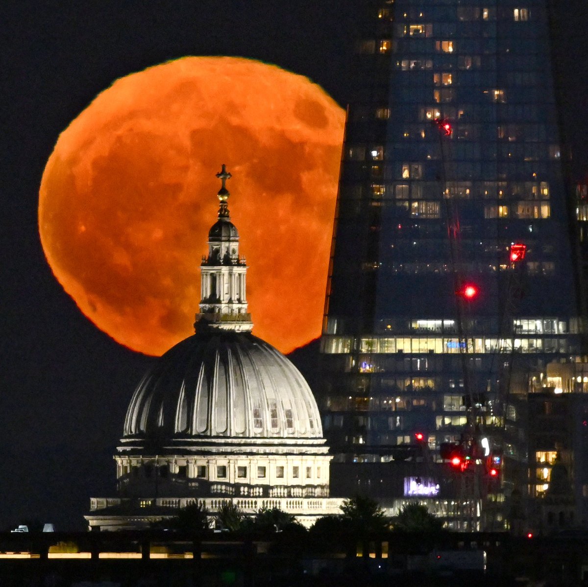 JeffOvers's tweet photo. Tonight’s full #bluemoon over @StPaulsLondon https://t.co/e0TLhnPSKa