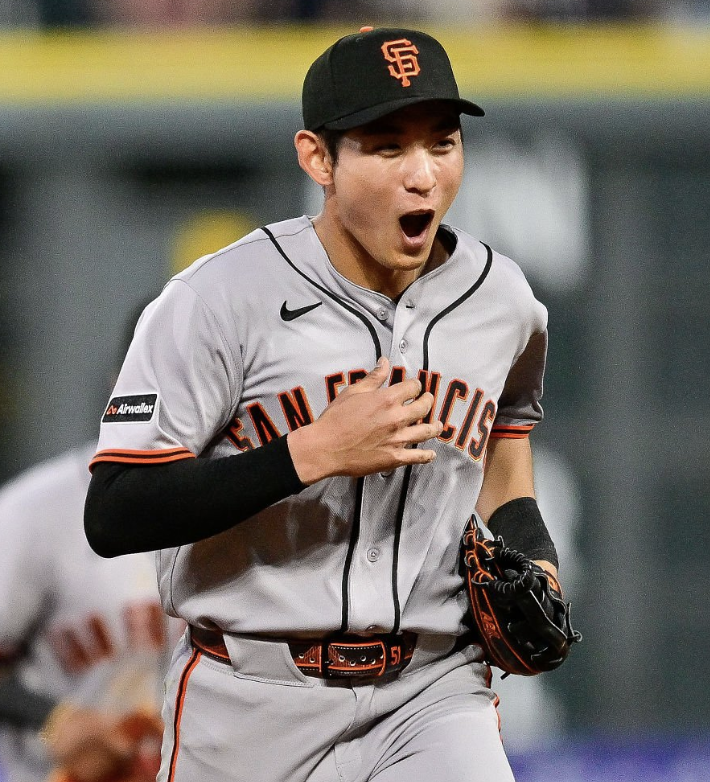 JustBB_Media's tweet photo. The last two Giants to record a 5-hit game:

Alex Dickerson (2020)
Jung Hoo Lee (today)

Lee has gone 11-for-15 (.733 AVG) in the Giants' series against the Rockies🤯 https://t.co/dwu52cDN71