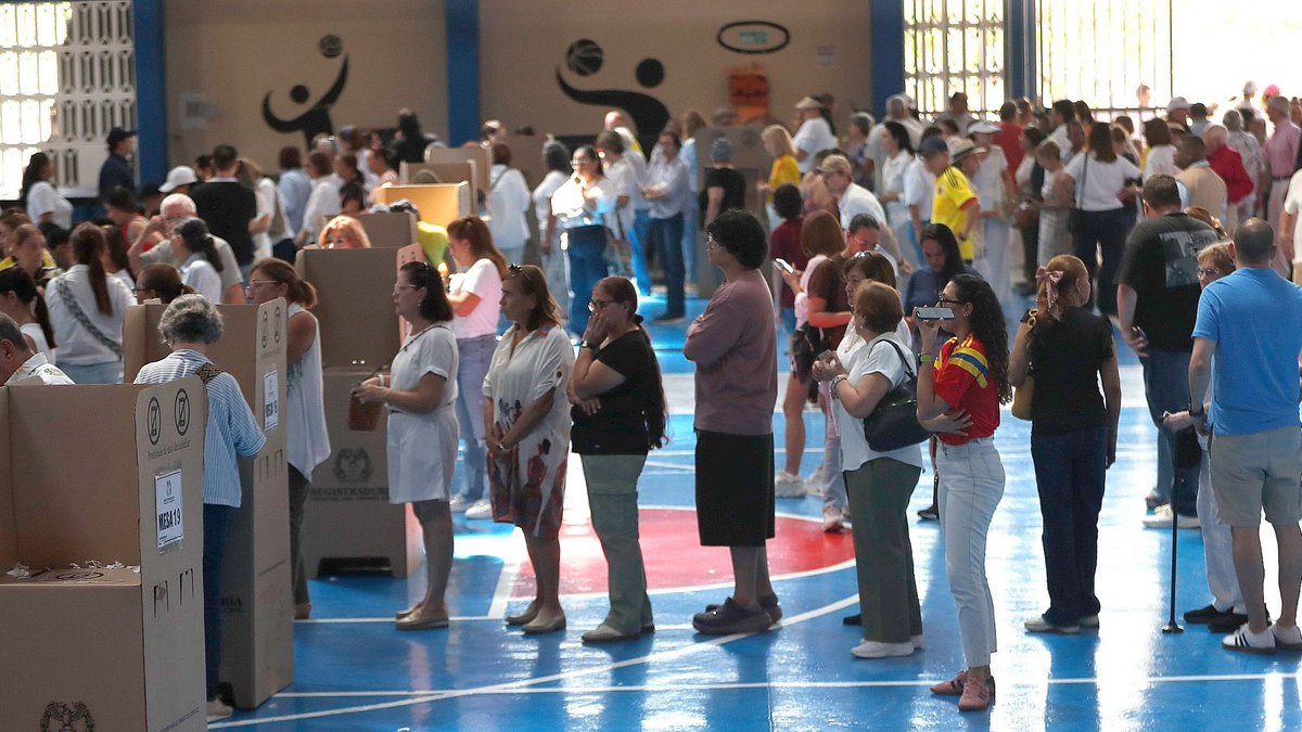 RED92cadadiamas's tweet photo. 📩📦🇨🇴 #MundoRED92 | #EleccionesColombia | #ClimaDeElecciones | #SegundaVuelta | 

Colombia cerró las urnas en una elección presidencial marcada por la calma y la expectativa por una posible segunda vuelta 

https://t.co/ncPpgapUKN https://t.co/g6rmNFrlQj