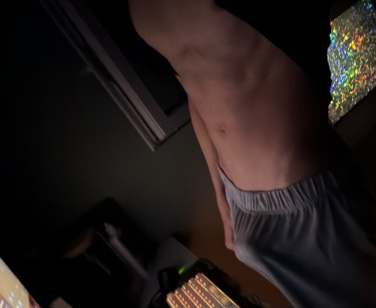 httpsneutron's tweet photo. gaming with a bulge https://t.co/k9pAFLM8DB