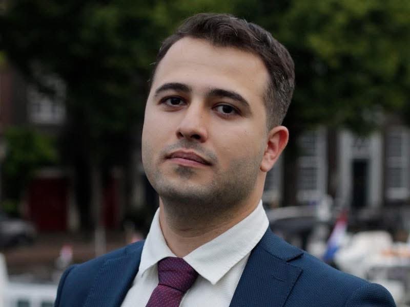 SSSBBL777's tweet photo. Utrecht Üniversitesi’nde Mehmet Emin Ayverdi’den Büyük Başarı: Atatürk Dönemi Araştırmasına Tam Not!

Utrecht Üniversitesi Beşeri Bilimler Onur Programı (Honours) öğrencisi Mehmet Emin Ayverdi, hazırladığı dikkat çekici onur teziyle Atatürk dönemi Türkiye’sinin Hollanda basınındaki yansımalarını gün yüzüne çıkardı.

Hollanda Basınının "Atatürk Dönemi" Algısı Mercek Altında

Utrecht Üniversitesi’nin seçkin öğrencilerinin kabul edildiği Onur Programı bünyesinde başarılı bir grafik çizen Mehmet Emin Ayverdi'nin tezi, "Atatürk Döneminde Yeni Kurulan Türkiye Cumhuriyeti’nin Modernleşme Sürecine İlişkin Hollanda Gazetelerindeki Oryantalist İmgelem (1928-1938)" başlığını taşıyor.

#mehmeteminayverdi

https://t.co/CHvDSYhKzc