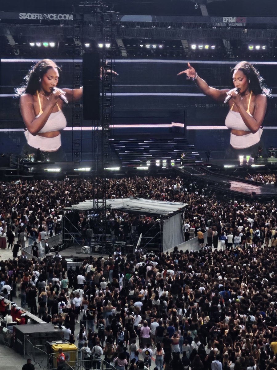 Anthony_Verdot's tweet photo. Les rageux 
Les fachos
Les racistes...
C'est bien la reine de France @AyaNakamuraa 🔥🔥👑
Quel show @StadeFrance https://t.co/4mQ5Qv1Z0f