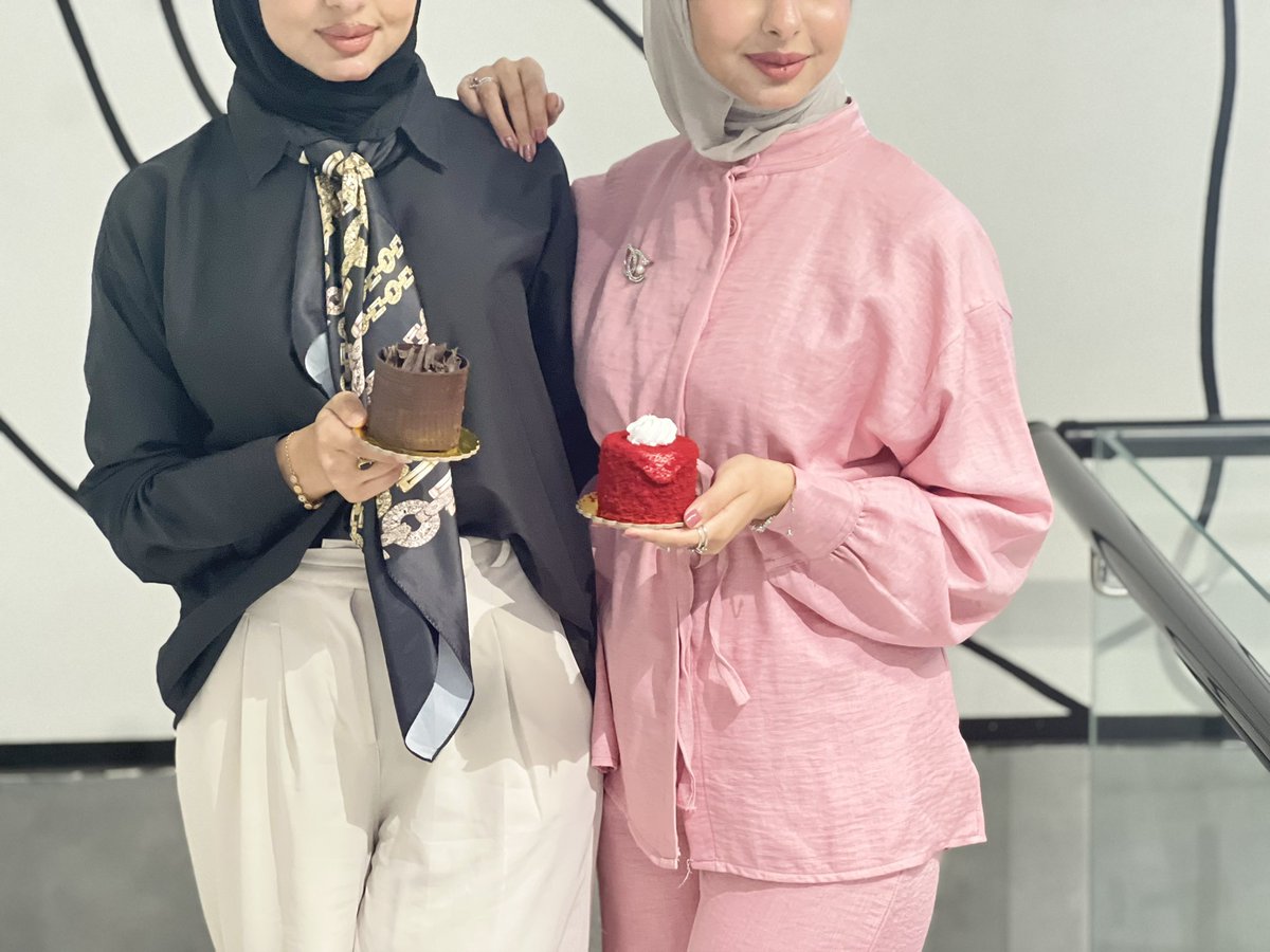 6furq's tweet photo. مرحبًا أيُها العالم في مثل هذا اليوم قبل سنين طرقتُ  أبواب الأمانِ المُغلقة في ريحان أمِّي فأستحوذت على اليوم الأول من حزيران مِن كلَّ سنة أتيت ومعي روح تشبهني تحمل عني ؛ نسختي وتوأمي .
جاءت لتضيف لطفاً لعالمي .. 
عام جديد وأنا اتمنىٰ كل سنواتي وياج أبداً
- ١/٦/٢٠٢٦ 🩷🖤 https://t.co/QDyQMmWC3G
