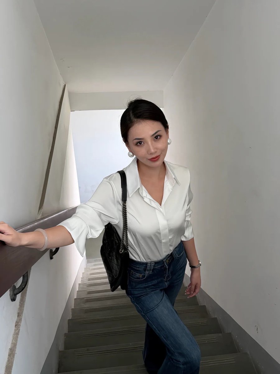 xdd1458's tweet photo. 宁波黛西的温柔高级感，白衬衫一穿就是气质天花板✨ https://t.co/8cMVb8t8VR