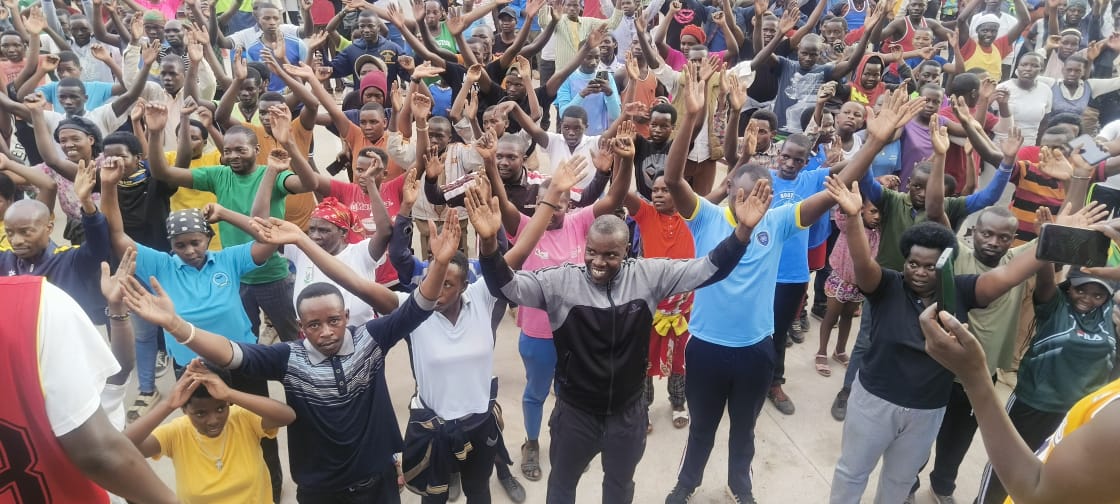 Nyamagabe's tweet photo. Mu gitondo cyo kuri uyu wa 31 Gicurasi 2026, Umuyobozi w'Akarere,@Niyomwungeri_H yifatanyije n'abatuye Umurenge wa #Musebeya muri Siporo Rusange. Nyuma ya Siporo yabasabye kurushaho gukunda siporo kuko ari ubuzima, kugira isuku, banirinda icyorezo cya #Ebola. 1/3 https://t.co/FB9sHSsR2Y