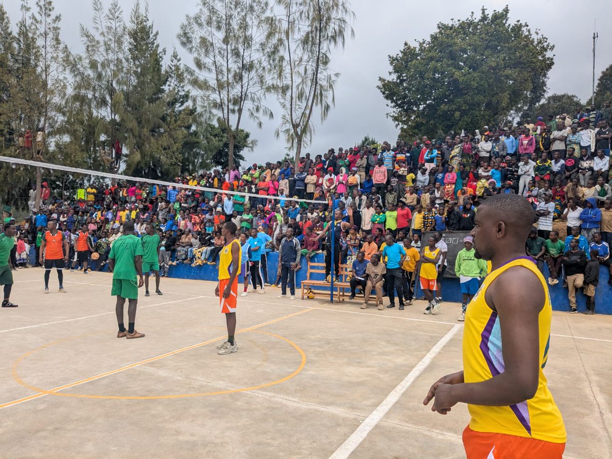 Nyamagabe's tweet photo. Mu gitondo cyo kuri uyu wa 31 Gicurasi 2026, Umuyobozi w'Akarere,@Niyomwungeri_H yifatanyije n'abatuye Umurenge wa #Musebeya muri Siporo Rusange. Nyuma ya Siporo yabasabye kurushaho gukunda siporo kuko ari ubuzima, kugira isuku, banirinda icyorezo cya #Ebola. 1/3 https://t.co/FB9sHSsR2Y