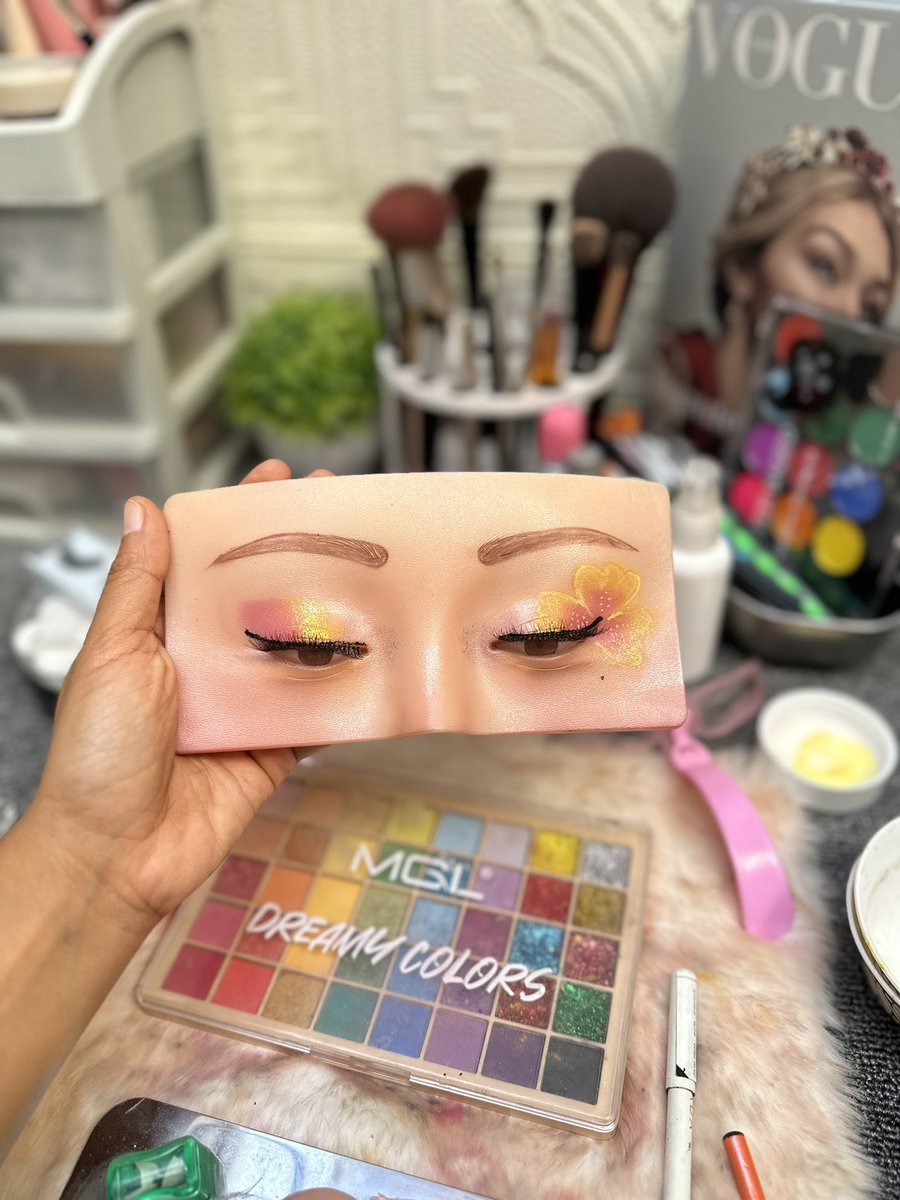 lin_di_bali's tweet photo. video lengkapnya ada di latihan ke 21.

live youtube : https://t.co/HgNJCrqbww

#latihanmakeup #makeuptutorial #belajarmakeup #makeuppemula #tutorialmakeup #makeupnatural #creativemakeup https://t.co/d4EnVQAc41