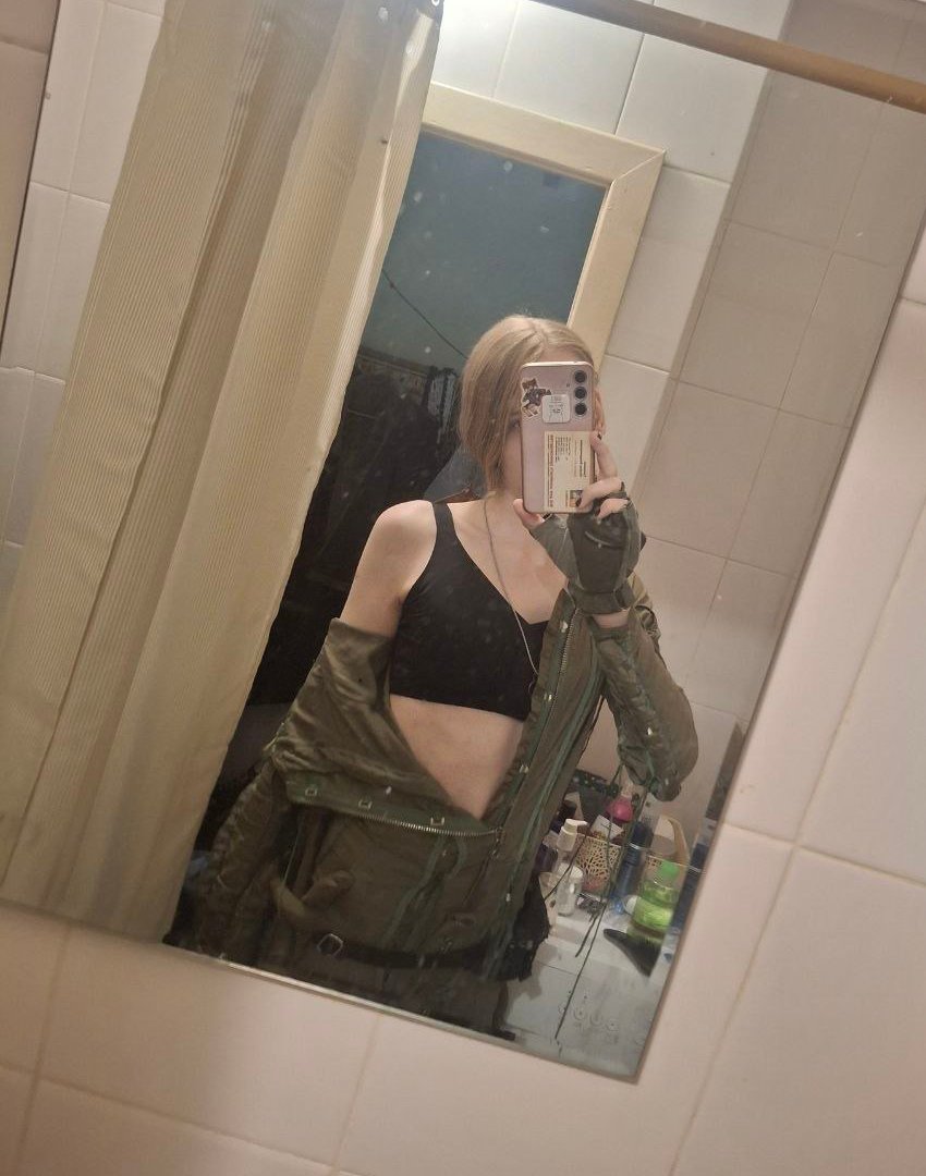 MiahBirch's tweet photo. well.. Here we go. First irl selfies on this account.
Here's me wearing my soviet flightsuit (it's still incomplete, still looking forward to finding missing parts for it)
#vtuber #vtuberselfie #vtuberirl #vtuberunmasked #selfie #soviet #ussr #flightsuit #jumpsuit https://t.co/uEfm5wgyz4