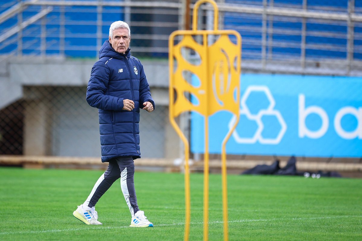 soccergfbpa's tweet photo. Mesmo após a Copa do Mundo, a direção do Grêmio não pretende interromper o trabalho de Luís Castro, mesmo diante de uma possível sequência de resultados negativos ou eliminações nas competições restantes.

Internamente, o entendimento segue sendo de que o projeto é de longo prazo. 

A atual gestão, liderada pelos dirigentes Dutra e Odorico, mantém o discurso de reconstrução do clube, adotado desde o início da temporada.

🗞️ GZH
📸 Lucas Uebel/Grêmio FBPA