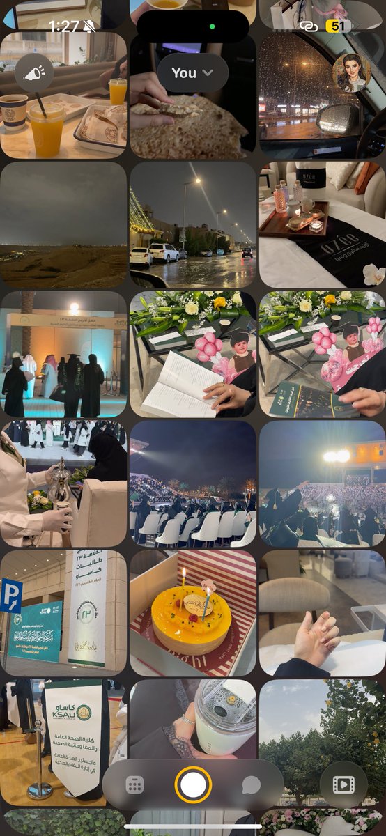 NouraaReads's tweet photo. في المقابل، أحتفظ بعادة صغيرة أحبها؛ ألتقط صورًا بسيطة من يومي وأتركها في تطبيق Locket دون غاية كبيرة سوى حفظ اللحظة من النسيان.

وعندما أثقل بتقلبات الأيام، أعود إليها. 
أجد كوب قهوة .. سماءً جميلة ..  أو طريقًا مشيته ذات مساء. تفاصيل بدت عادية حين عشتها، لكنها تبدو أكثر قيمة حين أتأملها لاحقًا.

ربما الامتنان ليس أن نملك حياة استثنائية، بل أن نتعلم رؤية ما هو استثنائي في الأيام العادية❣️