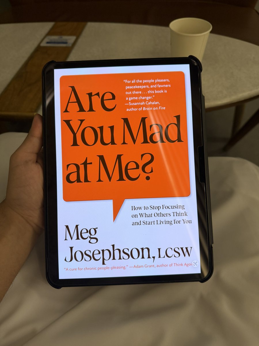 ii7_8's tweet photo. كتاب "Are You Mad at Me?" (هل أنت غاضب مني؟) للمؤلفة ميج جوزيفسون (Meg Josephson)، وهي أخصائية اجتماعية إكلينيكية مرخصة (LCSW).

يتمحور الكتاب حول موضوع نفسي وسلوكي بارز وهو إرضاء الآخرين المزمن (Chronic People-Pleasing) والقلق الاجتماعي المرتبط بالخوف المستمر من رفض الآخرين أو غضبهم.

يناقش الكتاب كيفية التوقف عن استهلاك طاقتك الذهنية في محاولة تخمين ما يظنه الآخرون عنك، أو العيش في قلق دائم من أنك أخطأت بحقهم.

يقدم دليلاً عملياً لكيفية التحرر من التبعية لآراء المحيطين بك، والبدء في اتخاذ قرارات نابعة من قيمك واحتياجاتك الشخصية.

تفكيك سلوكيات صانعي السلام (Peacekeepers): يستهدف الفئات التي تميل إلى التضحية براحتها النفسية وتجنب المواجهات بأي ثمن، وهي الاستجابة النفسية المعروفة بـ (Fawning) أو الاسترضاء لتجنب الصراعات.