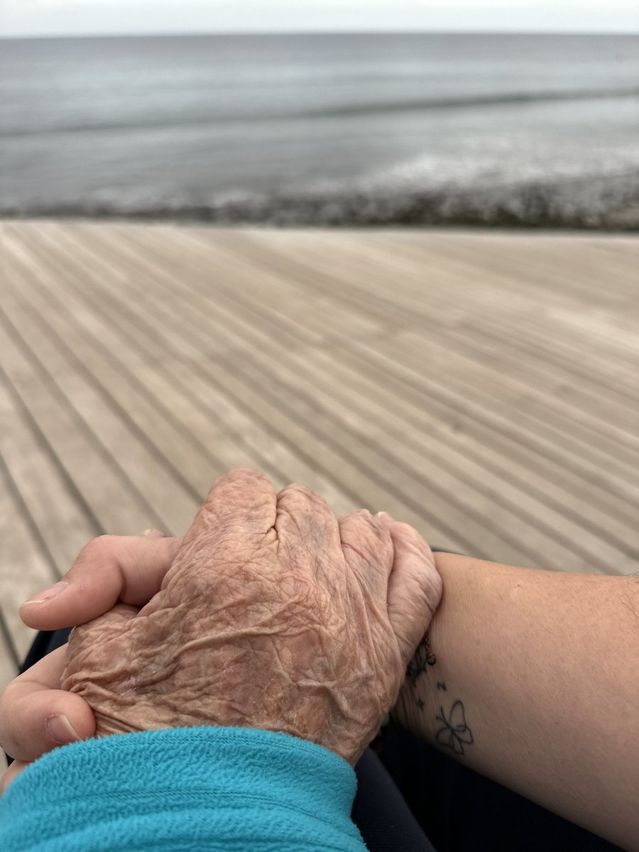 Cataisa6's tweet photo. Tus manos reflejan tu historia de vida que, aun no siendo fácil, siempre derrocharon amor y dedicación. Hoy celebramos tu 87 cumpleaños, agradeciendo el privilegio de caminar a tu lado y sostenerme en tus manos. Felicidades Lolita 💜. https://t.co/JsK8KMTkRn