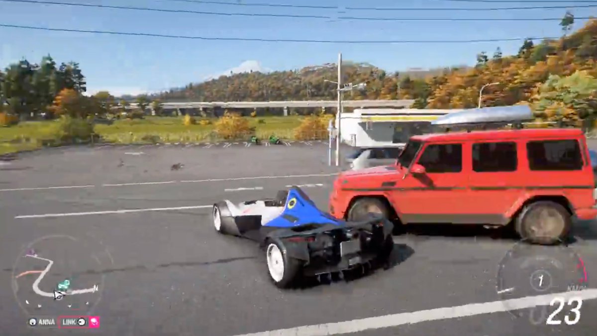 RecGame_RA's tweet photo. 『Forza Horizon 6』の日本マップ、時速400kmで大事故を起こした後、
コンビニの駐車場に停車する動画がバズってますね🚗🏪 背
景に富士山まで見えてて再現度が高すぎます。

さらに、渋谷・東京タワー・箱根峠まで再現されてて、
日本人プレイヤー的には「ここ知ってる！」ってなる場所が多すぎて楽しそうです。