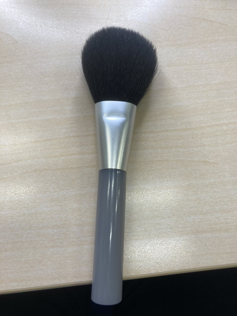 takizawa0914's tweet photo. 【今日のごみトリビア】
メイクに使うブラシは可燃ごみで大丈夫です！真ん中に金属が付いているので、迷われる方もいますが、燃える素材の方が多いので、可燃ごみになります！複合素材の時はどっちの素材が多いかなと考えるのがポイントです。（不燃の地域もあるのでパンフレット見てね） https://t.co/Z3jPoDPLTT
