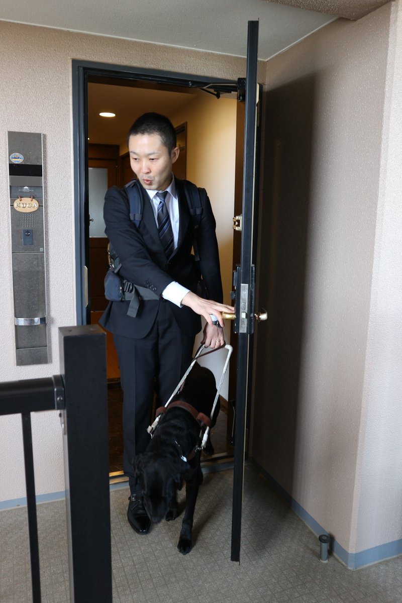EyeMate_Dog's tweet photo. アイメイト（盲導犬）使用者　久我さんのある一日【ホームページ紹介004】

現在、日本で活躍する盲導犬の数は、国内に11ある盲導犬協会の卒業生すべてを合計しても約850頭（2022年3月）と、多くの人はアイメイト使用者に出会ったり生活している様子を見たりする機会がないのが実情だと思われます。

今回、当ホームページでは、アイメイト使用者がどんな暮らしをしているのかをご紹介しようと、アイメイト使用歴7年（取材時）の久我裕介さん（千葉県庁勤務）にご協力いただき、その1日を追いました。

久我さんは、25歳のときに視力を失い、白杖を使用した後、アイメイト使用者となりました。「この子がいるから当たり前の生活ができる。目が見えないことは不便ですが決して不自由ではない」と話します。

>> 久我さんのある一日
アイメイト協会公式ホームページ
https://t.co/IOqkSM2uLP

#アイメイト #盲導犬